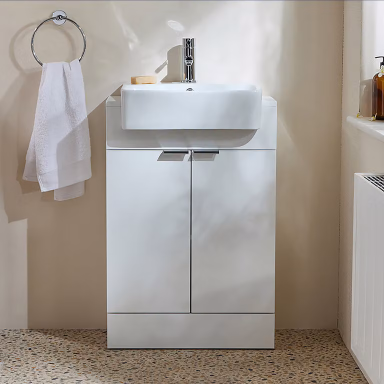 Mobile Bagno a Terra Bianco da 550mm con Lavabo e Maniglie con Impugnatura a Dito Cromate - Cluo
