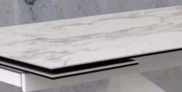Tavolo estensibile Mobili 2G con piano in ceramica effetto marmo bianco e struttura in metallo, L: 160 cm, P: 90 cm, H: 76 cm (aperto fino a 240 cm)