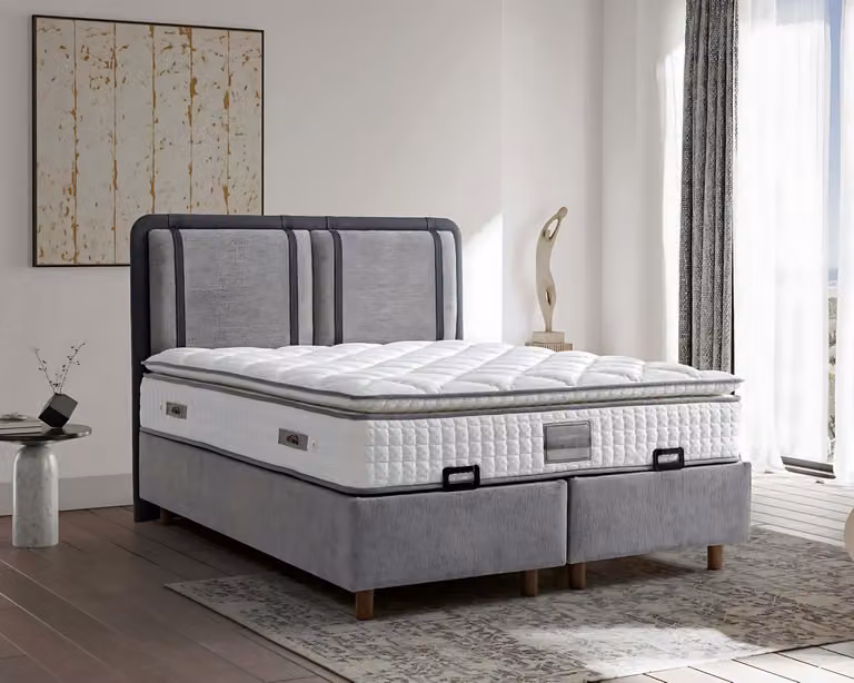 Das elegante und stabile Bett mit Matratze bringt Charme in die Einrichtung.