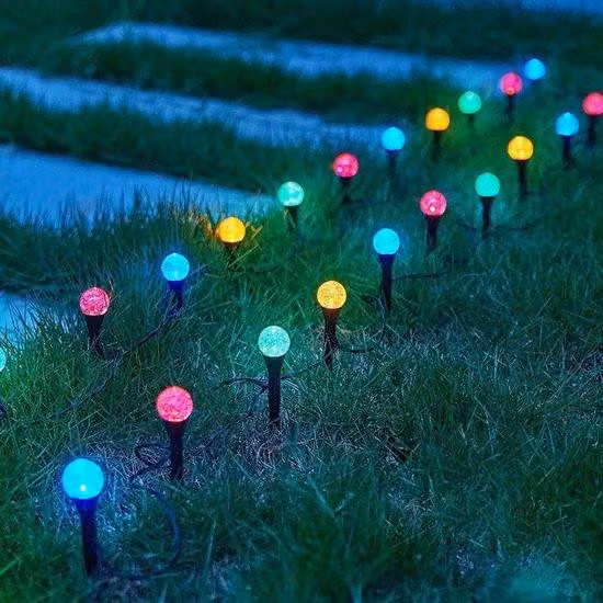 Ghirlande luminose a energia solare per terrazze: ghirlande rotonde di 6 metri di lunghezza, alimentate a energia solare, con 30 LED del diametro di 3,5 cm.