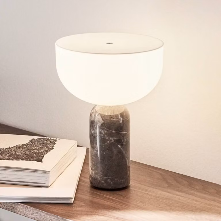 New Works Lampada da tavolo di design Kizu Portable, dimmerabile, Alluminio / Grigio / Zincato, Soggiorno / Sala da pranzo, Pietra, Design, Lampada da tavolo