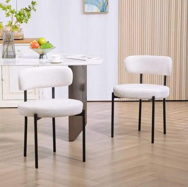 Set 2 sedie da pranzo ULEVR imbottite in poliestere color crema, gambe in acciaio e piedini antiscivolo