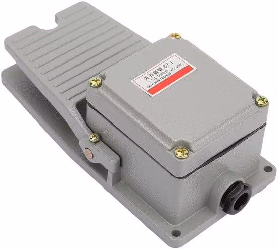 Interruttore elettrico - Involucro in alluminio con pedale a pressione e contatti in argento, grado di protezione IP44, dimensioni compatte