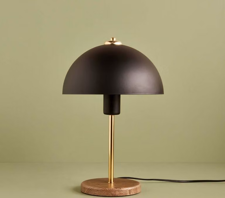 Opviq, lampada da tavolo di alta qualità realizzata al 100% in metallo, base in MDF, altezza 35 cm, diametro del paralume 23 cm, cavo da 150 cm, attacco E27, colore nero e oro, design scandinavo moderno.
