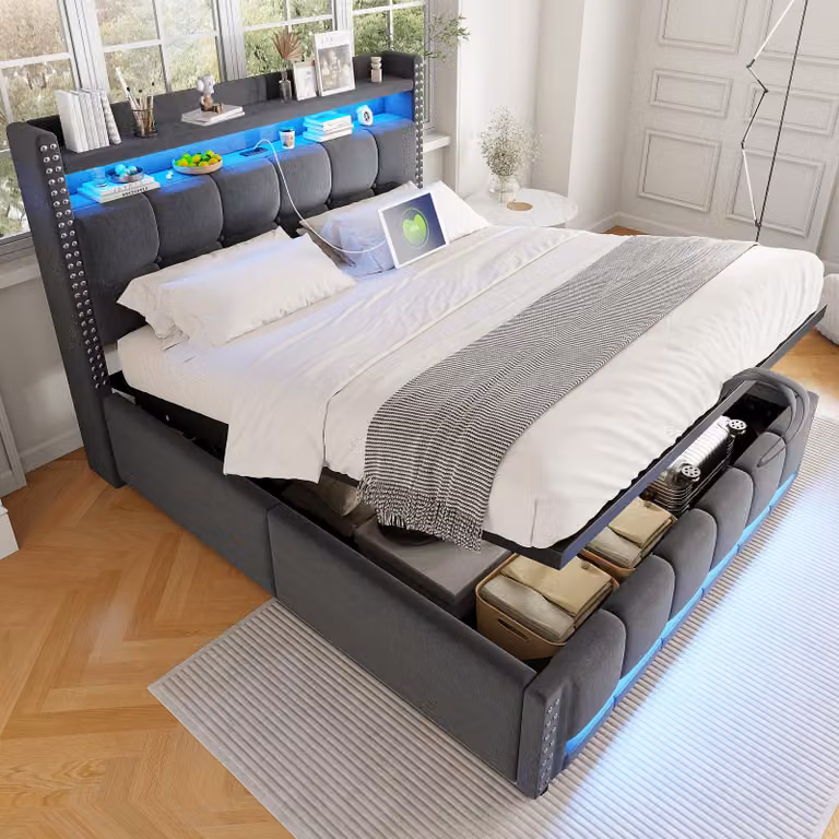 Letto imbottito 140x200 cm con illuminazione a LED e presa USB, testiera con ripiani integrati e spazio contenitivo, dotato di sistema idraulico per l'apertura e la chiusura