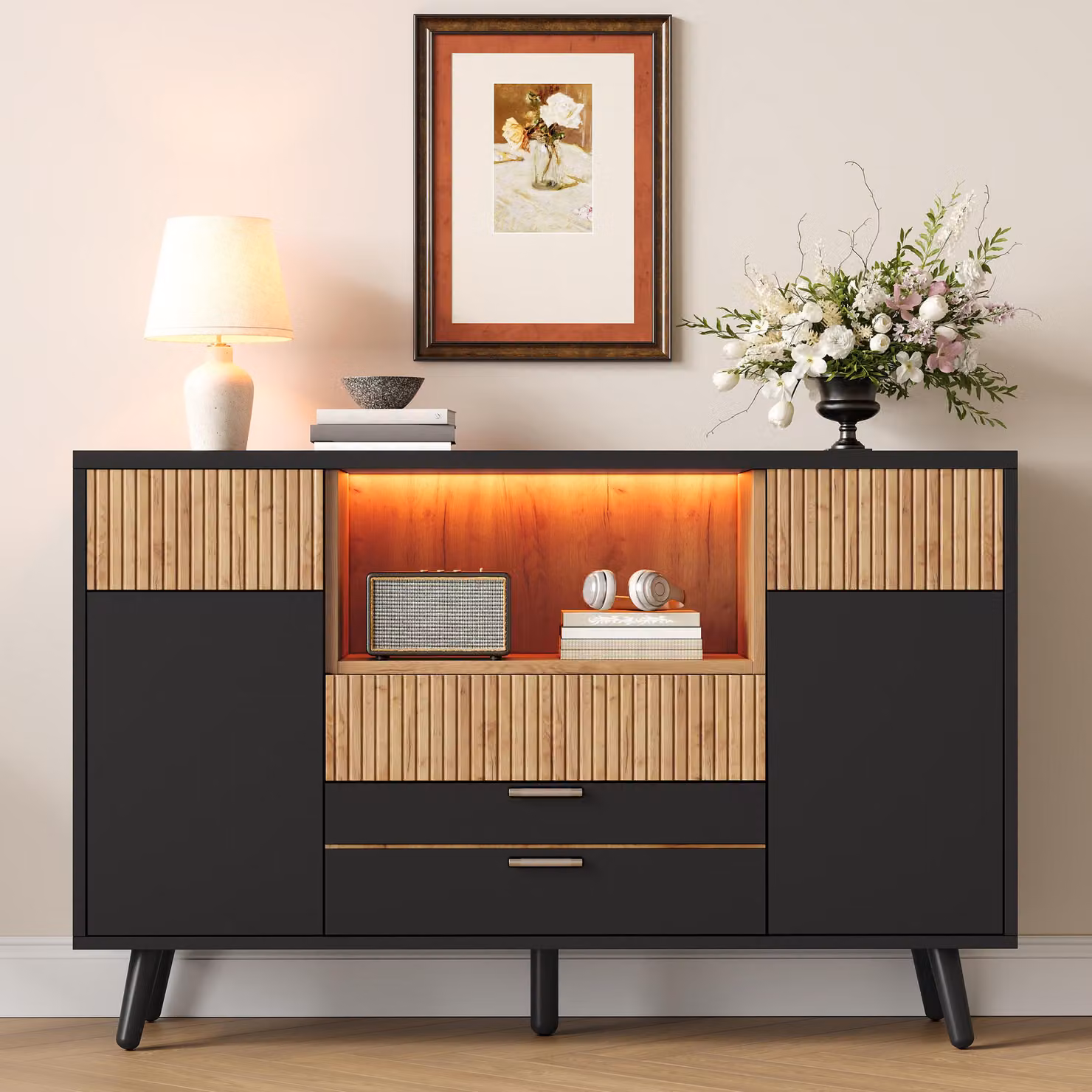 Mobiletto da cucina Merax, credenza con 4 cassetti, mobile contenitore con ripiani regolabili, illuminazione RGB a LED, mobiletto contenitore con ante a listelli, realizzato in MDF, colore nero