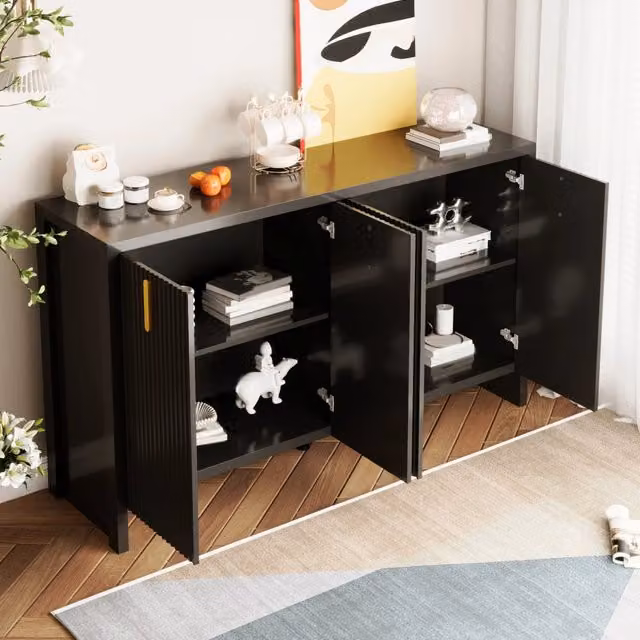 Credenza a quattro ante con ripiani regolabili per soggiorno in pannello truciolare nero e maniglie dorate