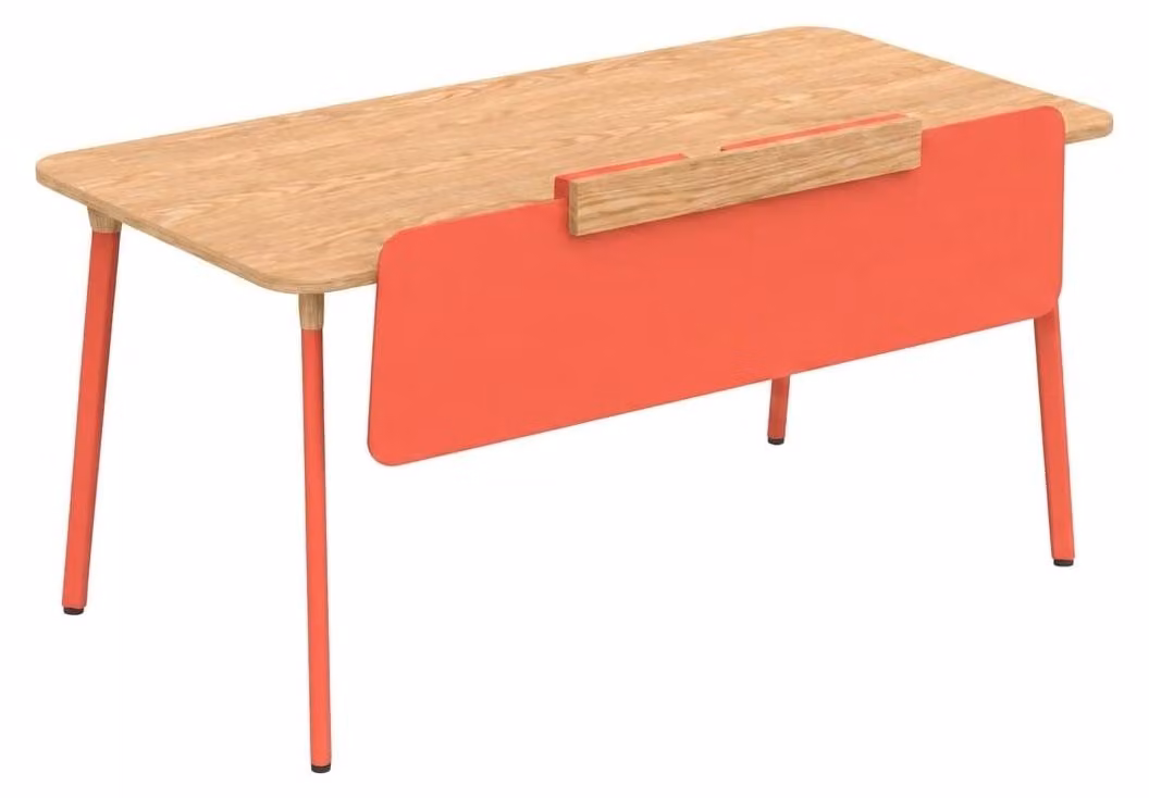 Scrivania dal design moderno con piano in legno e ampia superficie di lavoro