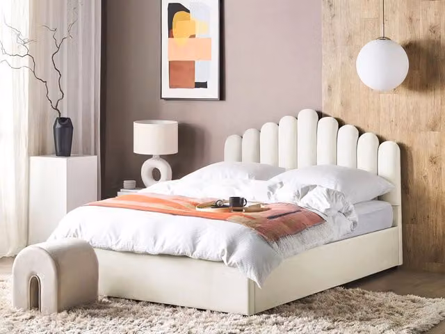 Letto contenitore matrimoniale Beliani in velluto bianco con testiera a conchiglia e rete a doghe L/P/H: 214 x 180 x 125 cm