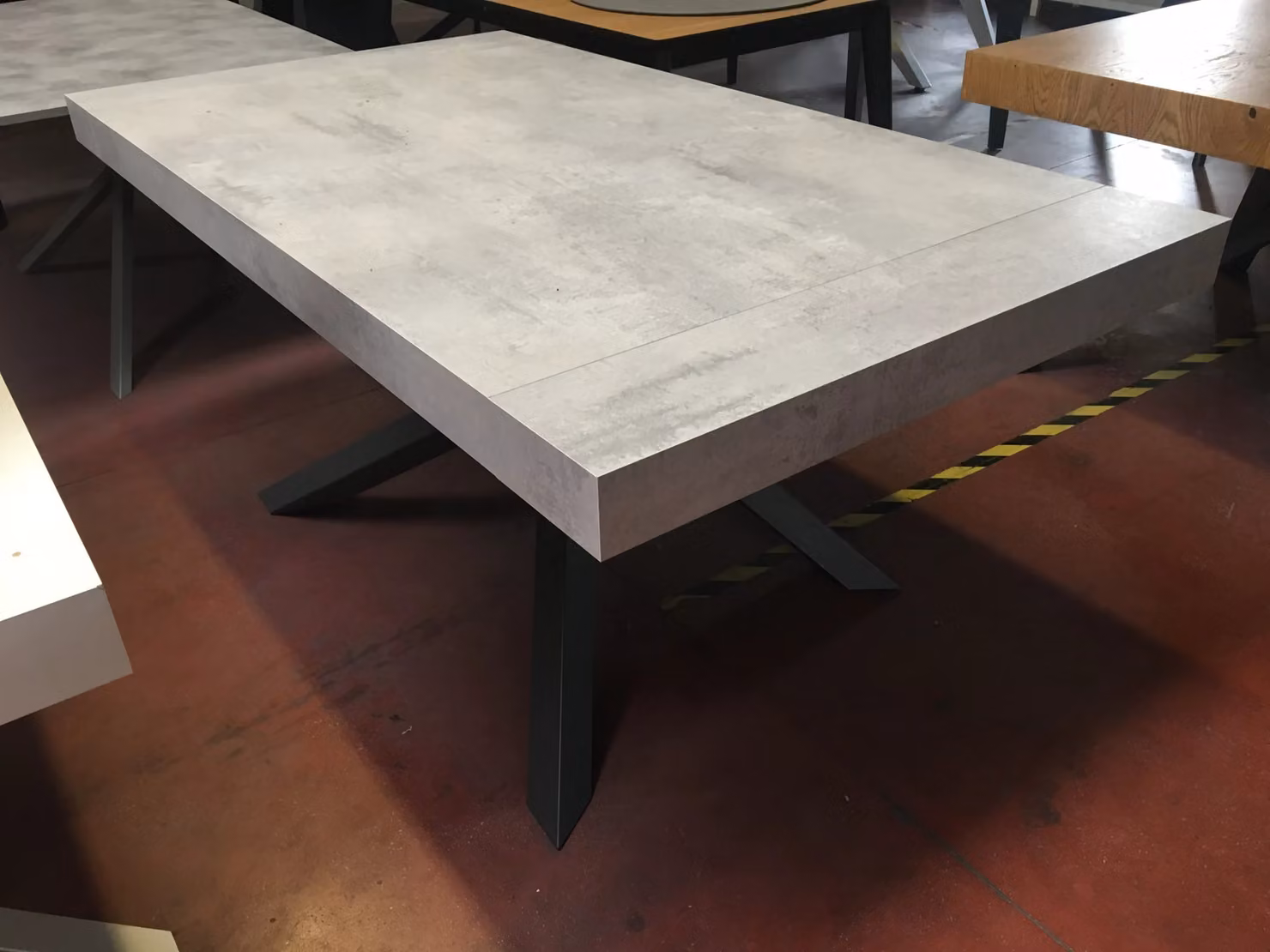 Tavolo rettangolare estensibile Big Table Mobili 2G in finitura beton con struttura a X L: 160 cm, P: 90 cm, H: 77 cm – 4