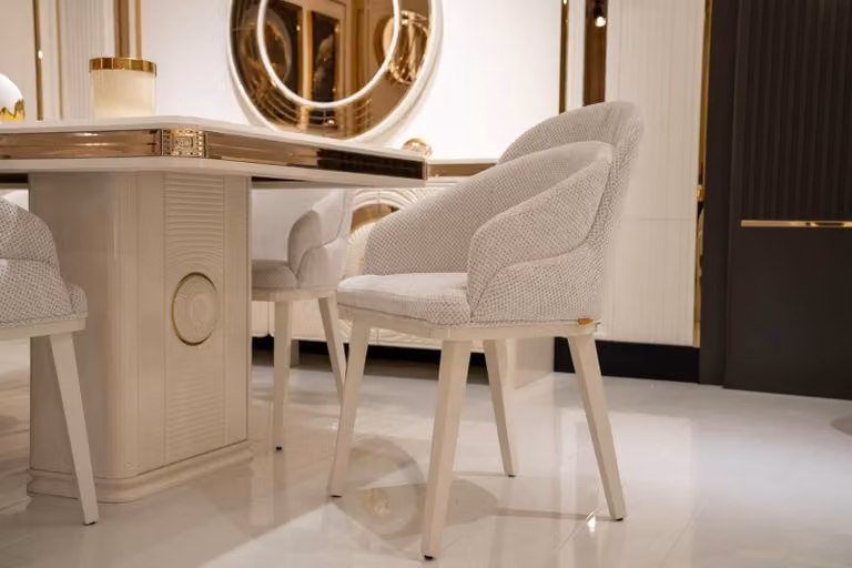 Elegante beige Stühle aus Textil-Holz im zeitlosen Design