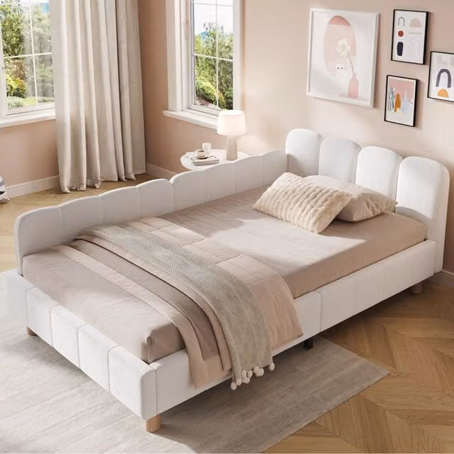 Letto singolo imbottito con testiera inclinata e braccioli configurabili; tasche integrate; bouclé beige