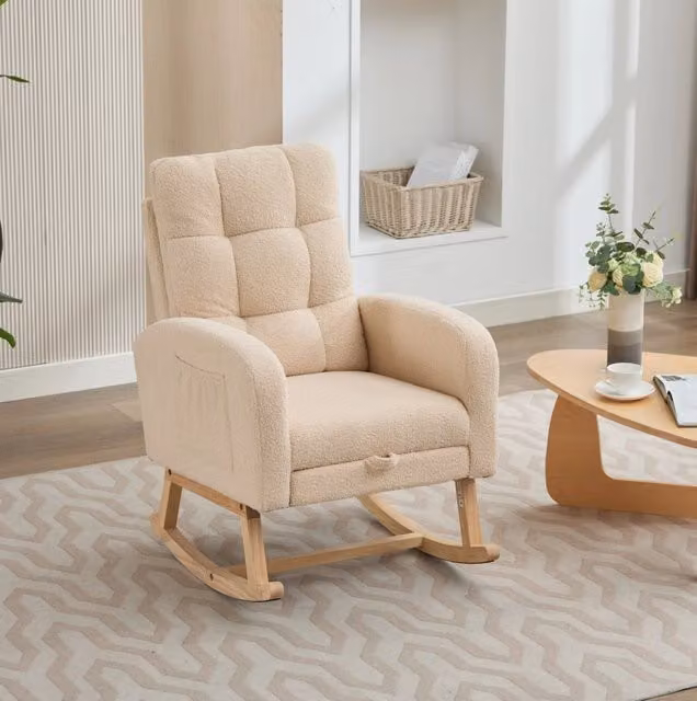 Sedia a dondolo beige in bouclé con struttura in legno massello