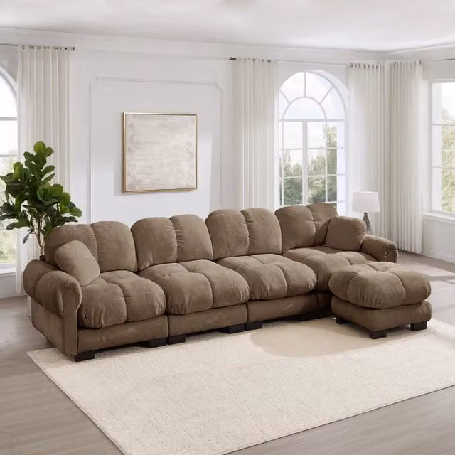 Divano angolare modulare a L OKWISH da 4 posti con pouf coordinato e rivestimento in tessuto marrone per il tuo soggiorno moderno
