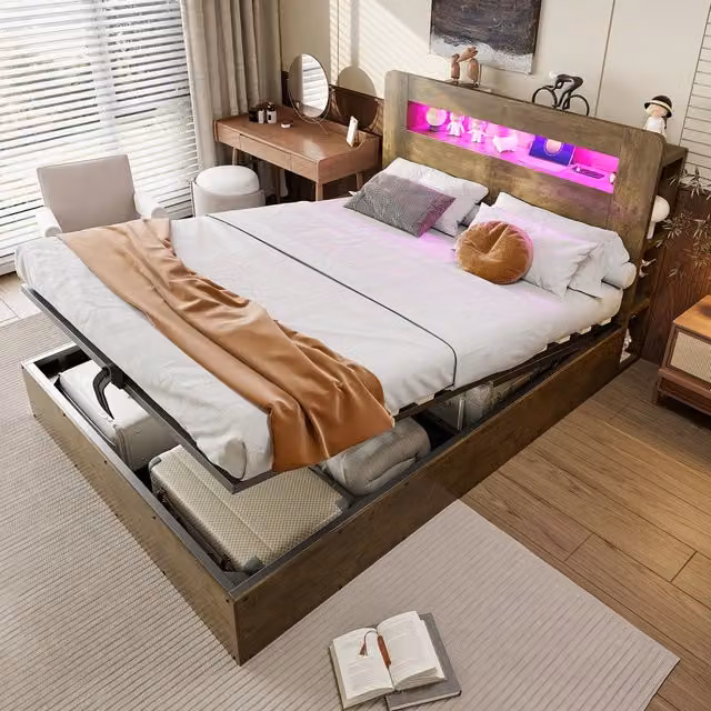 Letto contenitore Mivray con sollevamento idraulico, testiera con LED, prese USB e vani contenitore, colore marrone, L/P/H: 140 x 200 x 141 cm