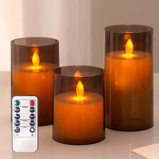 Set di luci a LED composto da tre candele senza fiamma con luce lampeggiante, testa oscillante grigia che simula il movimento della fiamma, a forma di candela cilindrica senza stoppino, con timer e telecomando inclusi.
