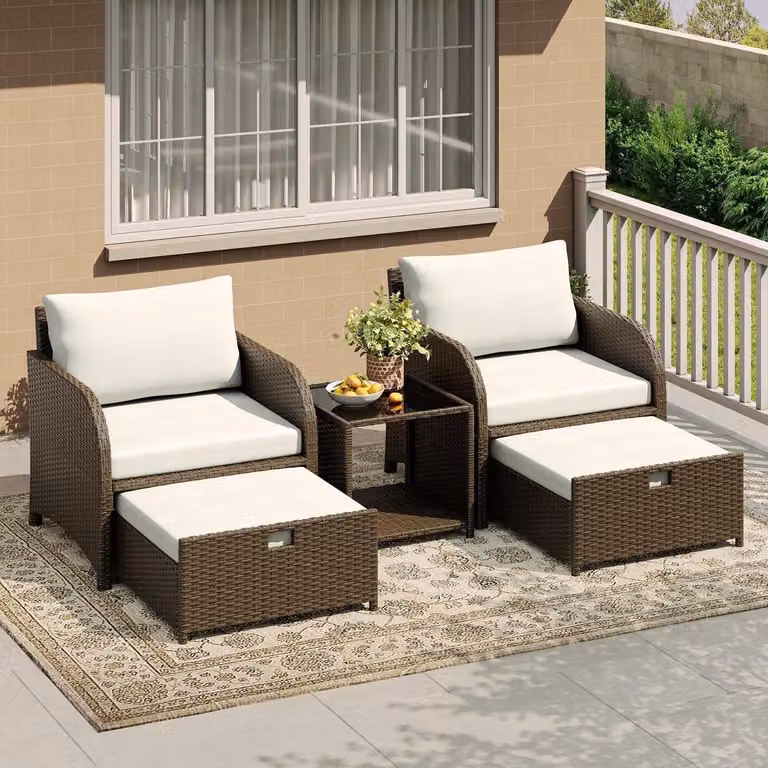 Set da salotto per esterno, composto da 5 pezzi: 2 poltrone, 2 poggiapiedi, tavolino con piano in vetro temperato, struttura in rattan sintetico marrone sfumato, cuscini azzurri, resistente agli agenti atmosferici, resistente ai raggi UV