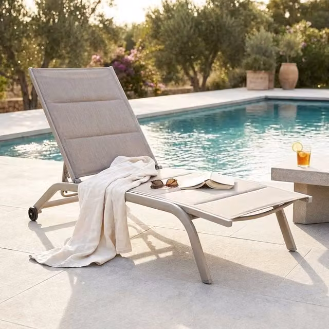 Lettino da giardino impilabile Tom Dixon in alluminio e textilene beige L: 161 cm, P: 62 cm, H: 92 cm