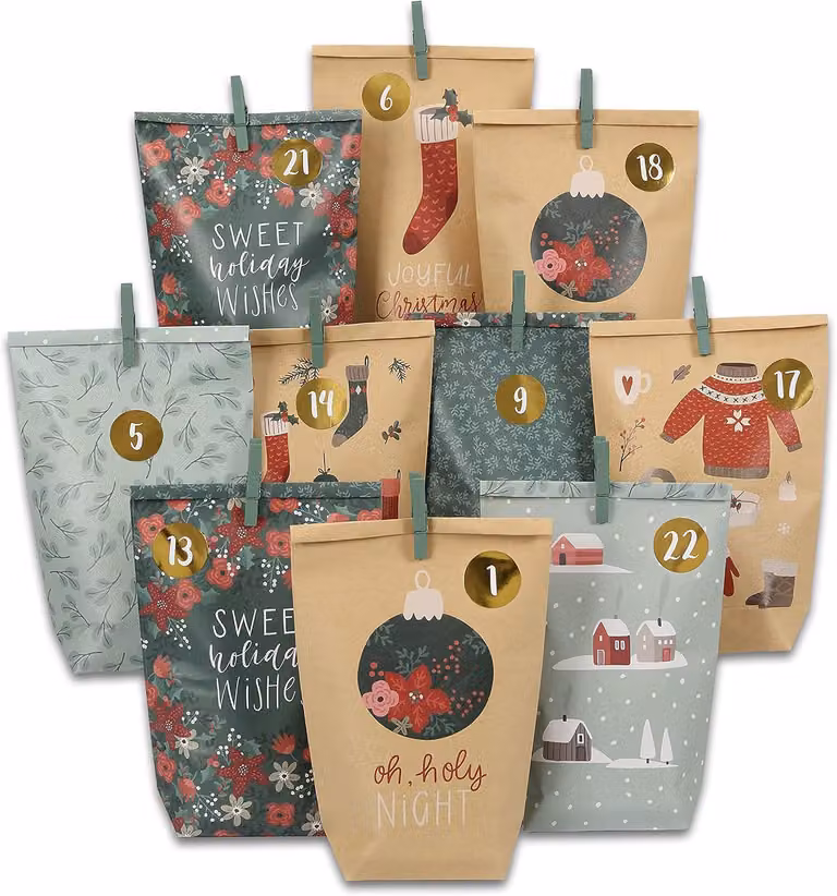 Calendario dell'Avvento da riempire: 24 sacchetti regalo verdi e marroni con decorazioni, 24 adesivi con numeri e fermagli. Motivo: verde