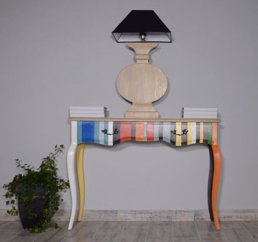Una maestosa lampada in legno per un salotto in stile provenzale
