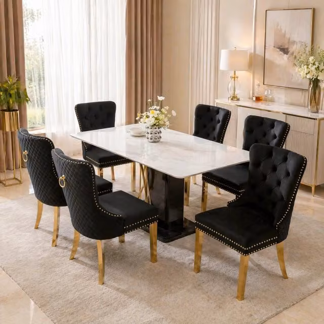 Sedia da pranzo imbottita in velluto nero con anelli decorativi e gambe in acciaio inox dorato, 50,5x45x95 cm