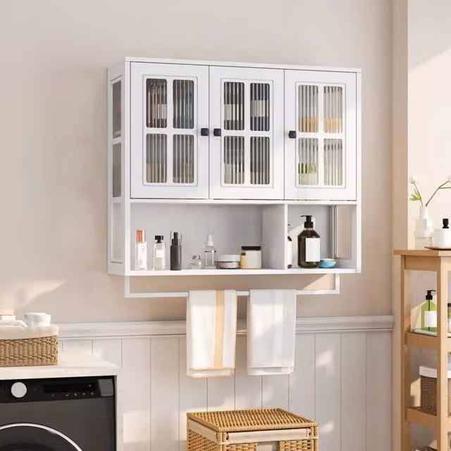 Mobiletto Da Parete Bagno in MDF Bianco con 3 Ante, Vetrina in Vetro Temperato e Porta Asciugamani, 88x26x82,5 cm