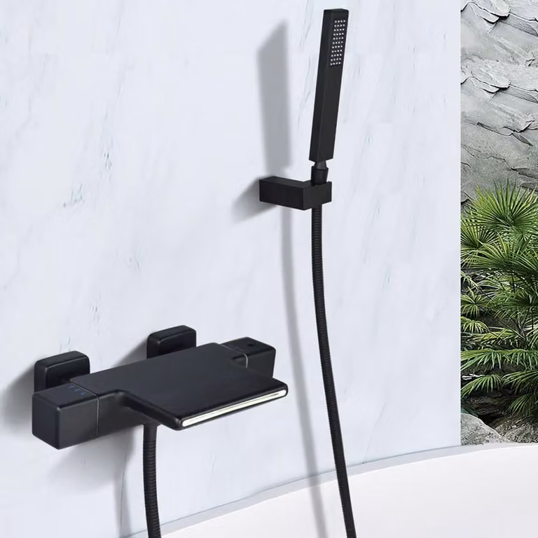 Miscelatore per vasca da bagno da montare a parete, con erogatore a cascata e doccetta manuale