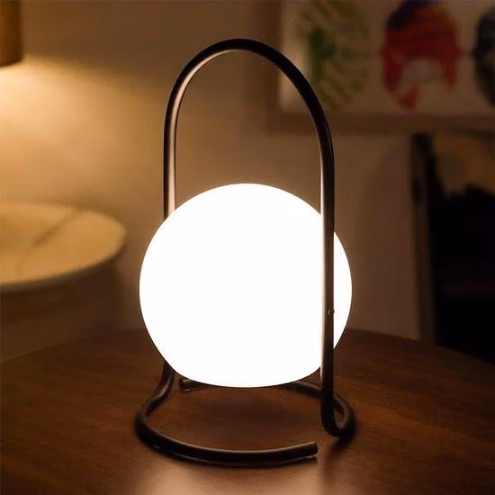 Lanterna LED ricaricabile wireless Unyqoos® – con dimmer (10/50/100%), ricarica tramite USB, autonomia fino a 30 ore, paralume in plastica resistente agli urti, manico in metallo, adatta per interni ed esterni