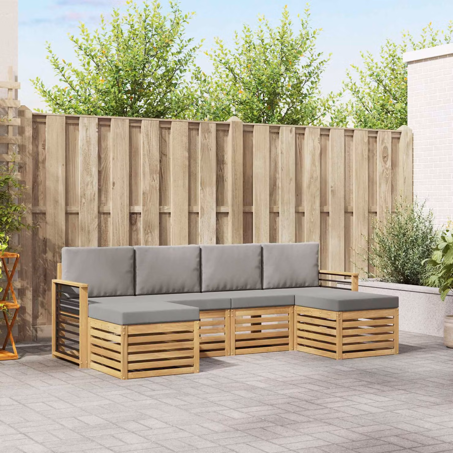 vidaXL Set di divani da esterno a forma di L composto da 6 pezzi in legno di acacia con cuscini in poliestere bianco e grigio