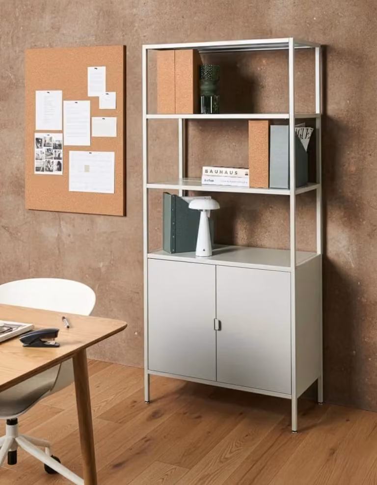 Armadio da ufficio BELIANI in acciaio grigio con ante a battente e ripiani interni in stile industriale H: 180 cm, L: 80 cm, P: 40 cm