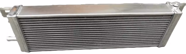 Intercooler, realizzato in alluminio T-6061, con dimensioni del nucleo di 533 x 168 x 56 mm, dimensioni totali di 702 x 186 x 75 mm, attacco acqua da 19 mm, compatibilità universale