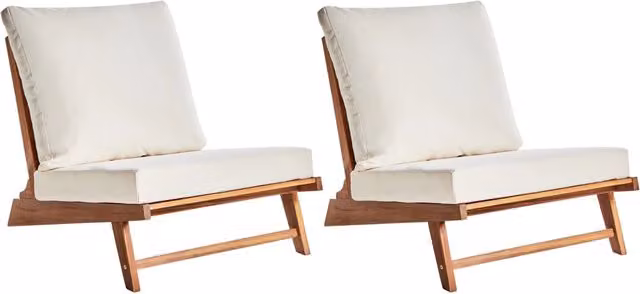 Set di 2 Poltroncine in legno di acacia colore bianco sporco con schienale e cuscini per la seduta Design perfetto per interni ed esterni, che unisce stile moderno e rustico.