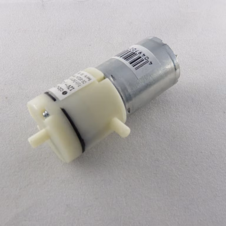 Pompa d'aria 12V, 50mA, massima pressione: 0,53 bar. Mini compressore per acquari, dosaggio di liquidi, modellismo, con attacco per tubo da 4 mm. Portata massima: 1,7 litri/minuto. Pressione massima: 0,53 bar