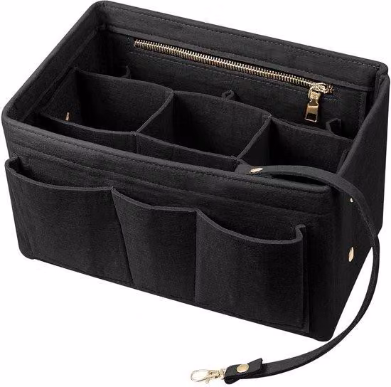 Borsa da viaggio nera con organizer, dotata di diversi scomparti e scomparti rimovibili