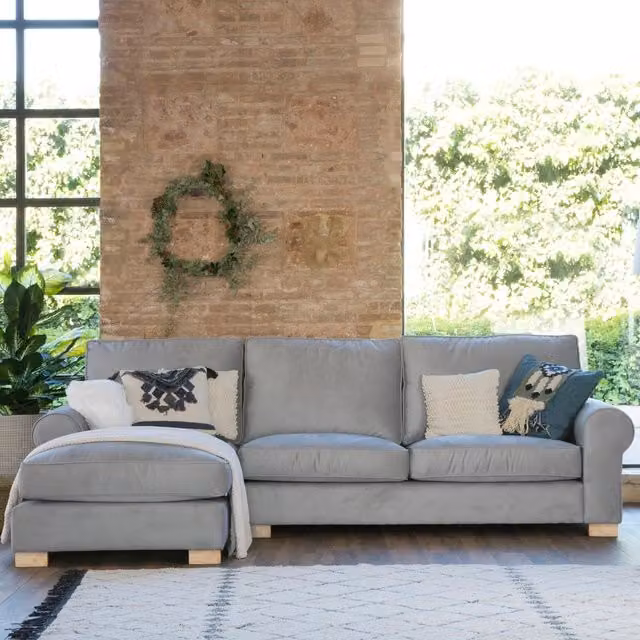 Sofà lettino Lulú Banak a 3 posti con chaise longue sinistra, rivestimento in tessuto grigio e struttura in legno massiccio, L 254 cm x P 90 cm x H 90 cm