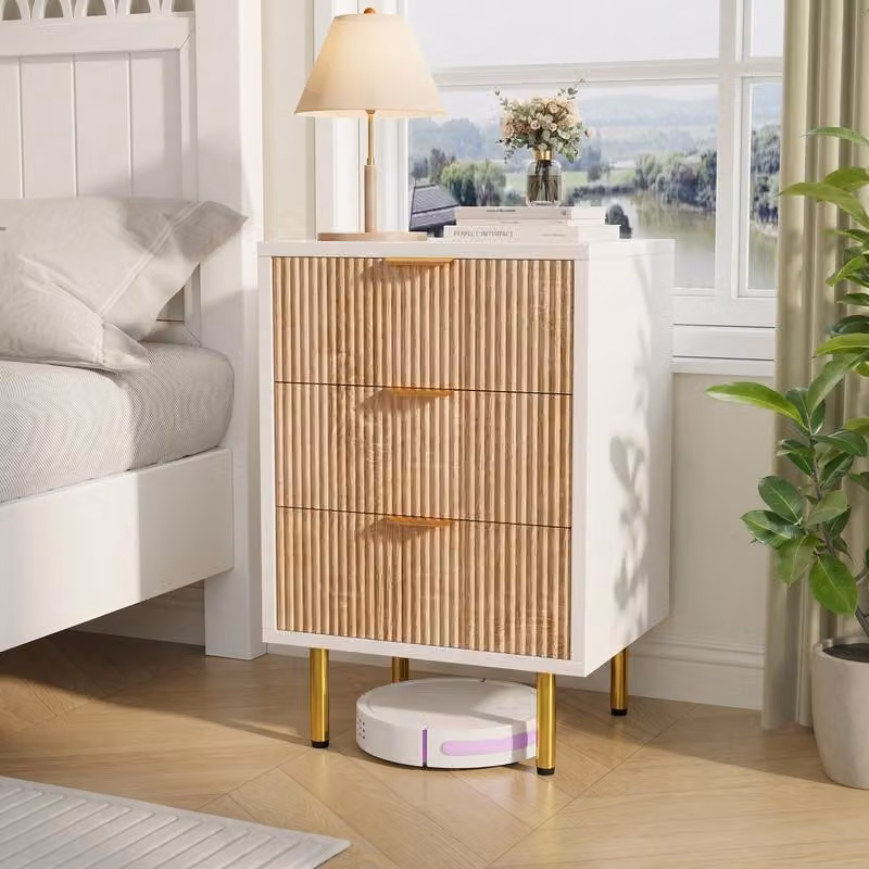 Set di 2 comodini ProximaX, bianco e legno naturale, 3 cassetti, profilo ondulato, maniglie dorate, design moderno