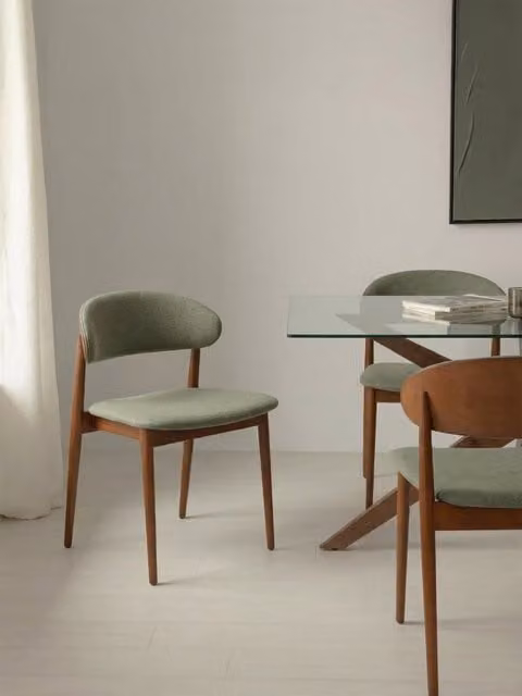 Sedia Marse in legno massello con finitura noce e rivestimento verde Kenay Home