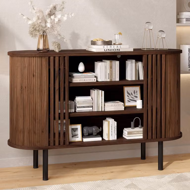 Mobile contenitore MODFU, dimensioni 120x40x80 cm, credenza con 3 vani aperti, mobile per soggiorno con design a listelli, armadio contenitore con gambe in metallo regolabili, noce