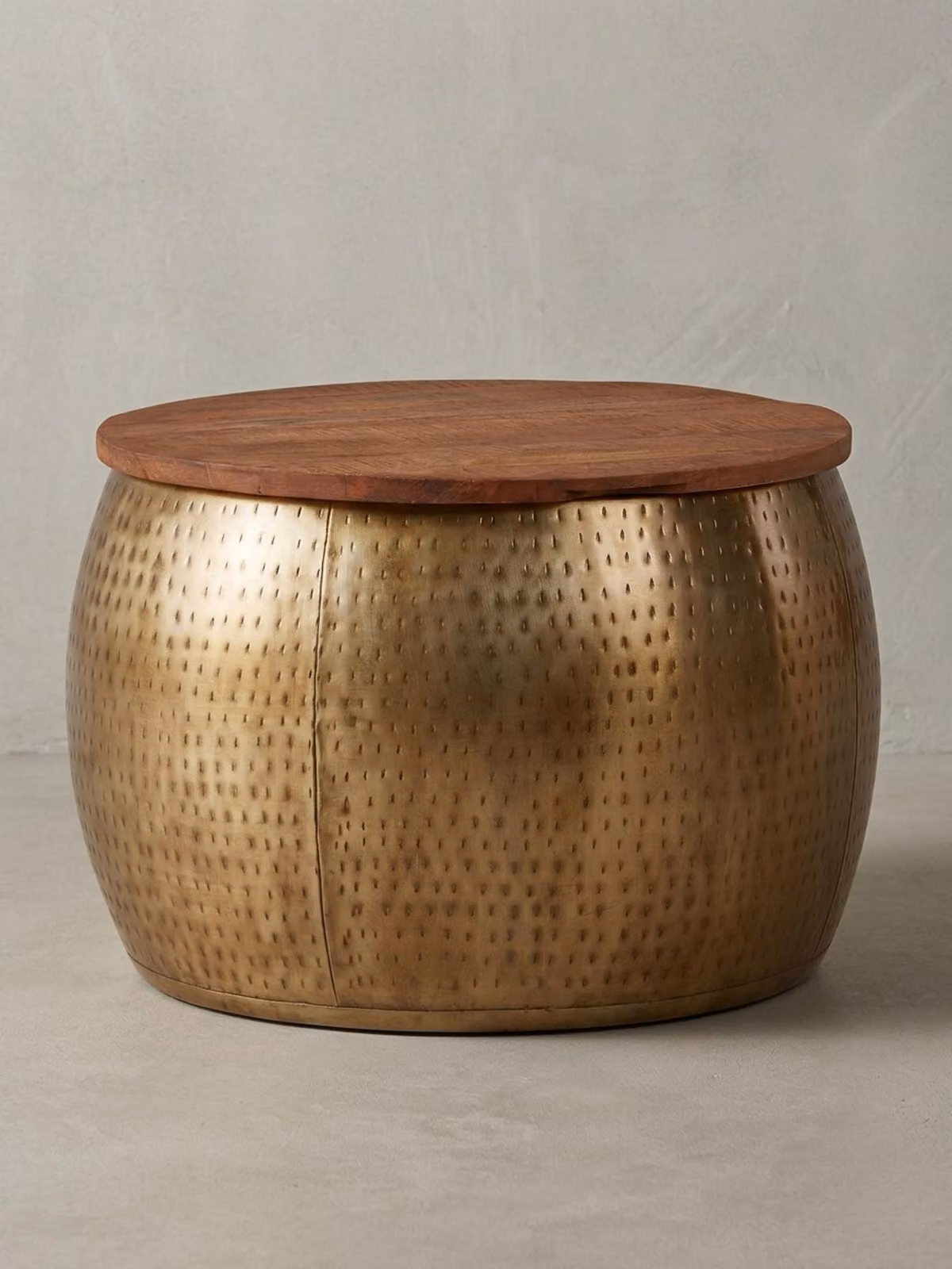 Moderno tavolino da salotto "Aurora" in legno massello, marrone/oro, dal design elegante e con spazio contenitivo. 60x60x40 cm | Kadima Design