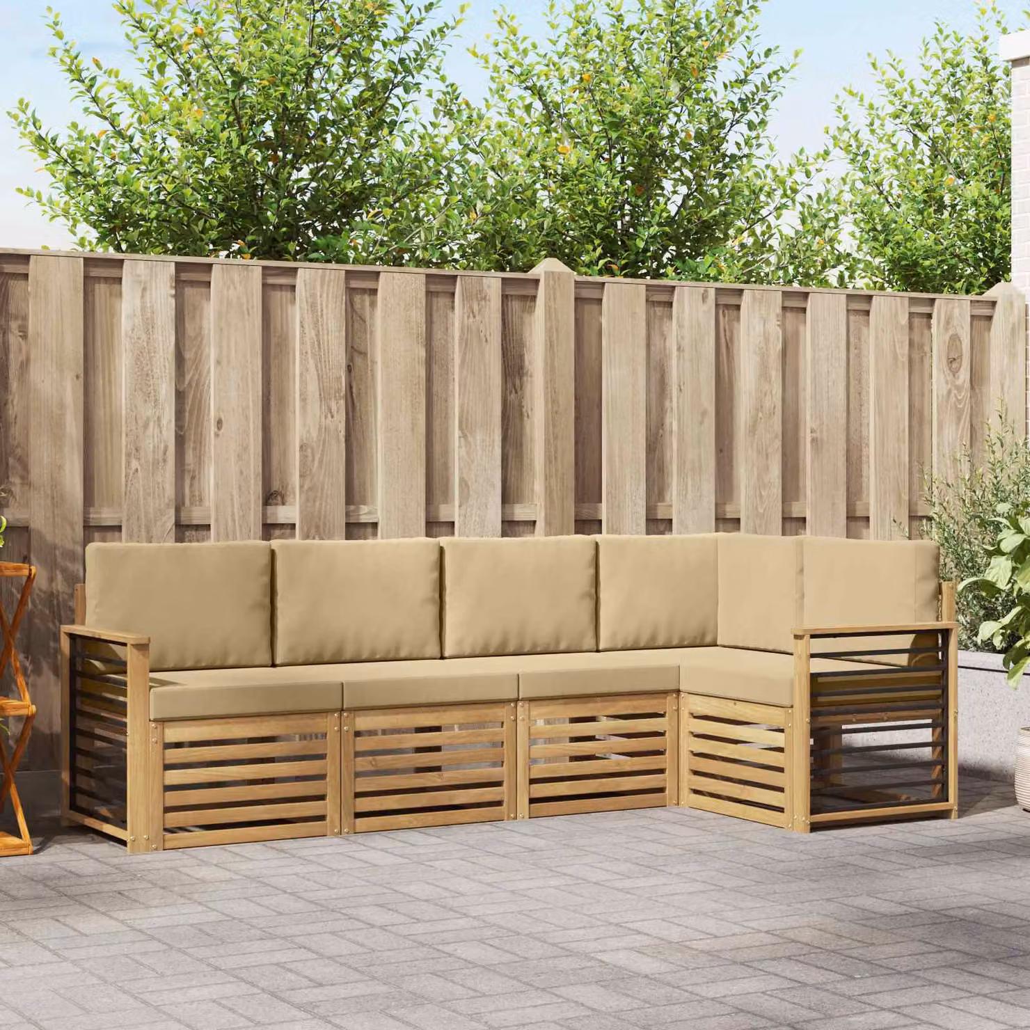 Set di divani da esterno vidaXL a forma di L composto da 5 pezzi in legno di acacia con cuscini bianchi e beige in poliestere resistente ai raggi UV