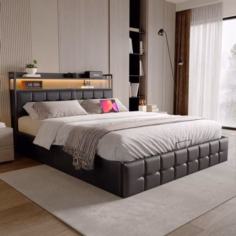 Letto matrimoniale imbottito 140x190 cm, rivestito in ecopelle nera, con illuminazione a LED, porta USB e spazio contenitivo