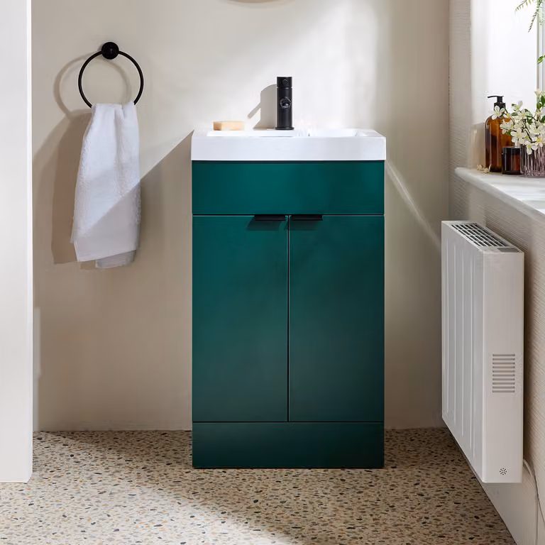 Mobile Bagno a Terra Verde Scuro da 500mm con Lavabo e Maniglie Nere con Impugnatura a Dito - Cluo