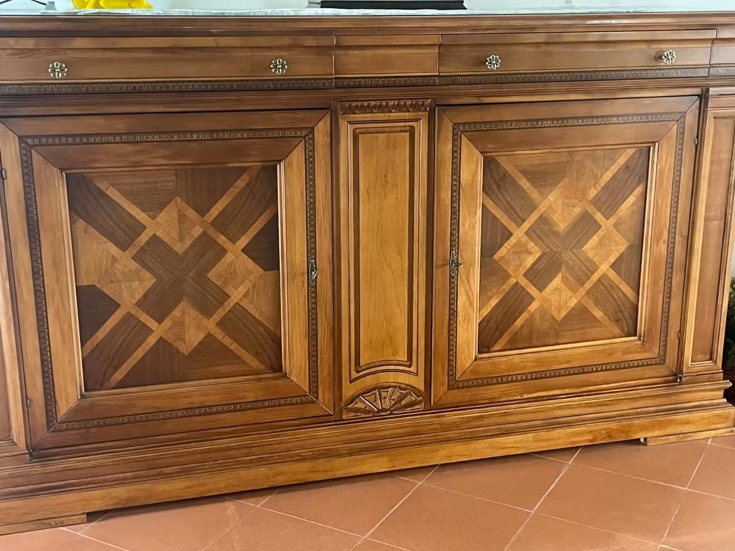 Credenza classica con 2 porte e 3 cassetti in legno con intarsio geometrici Mobili 2G marrone L: 215 cm, P: 56 cm, H: 117 cm
