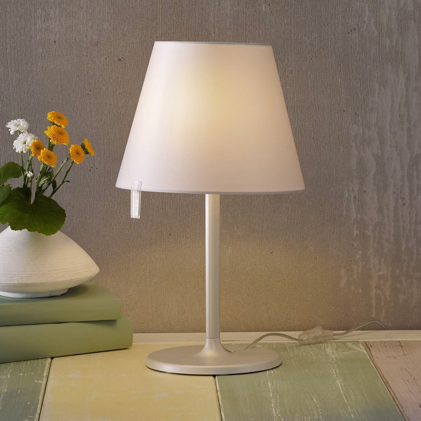 Artemide Lampada da comodino Melampo notte, Bianco / Opale, Soggiorno / Sala da pranzo, Tessuto / Stoffa / Seta, Design, Lampada da tavolo