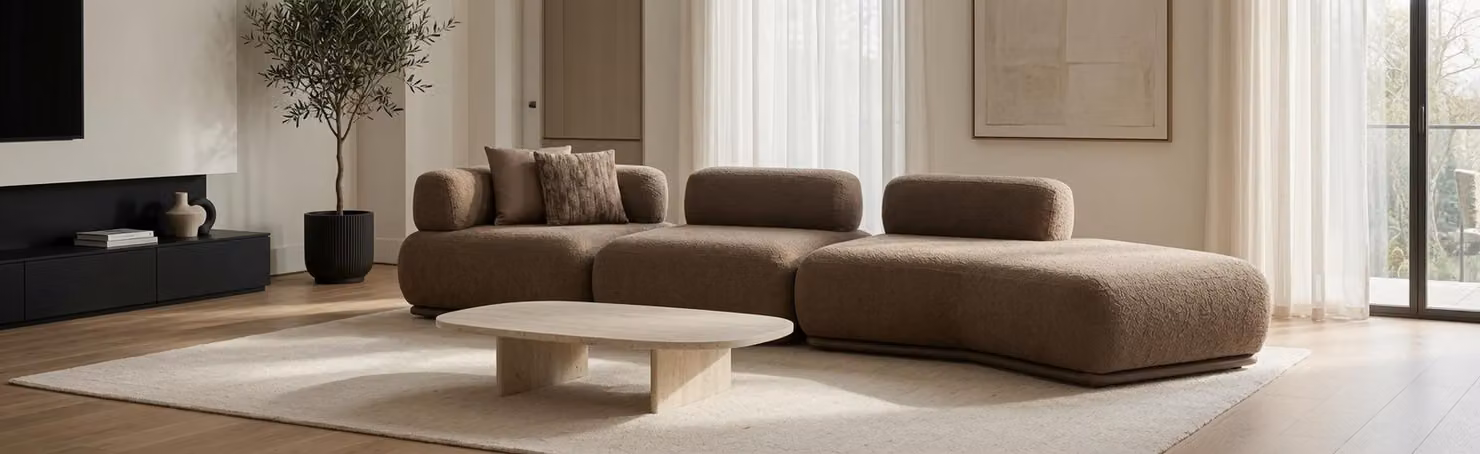 Divano angolare modulare beige, rivestito in tessuto, dal design moderno, ideale per il relax