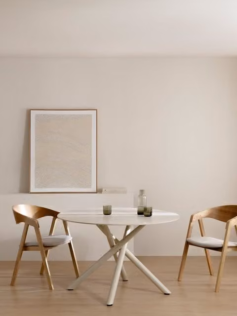 Tavolo da pranzo rotondo Leaner Kenay Home beige in ceramica e metallo Diametro: 120 cm