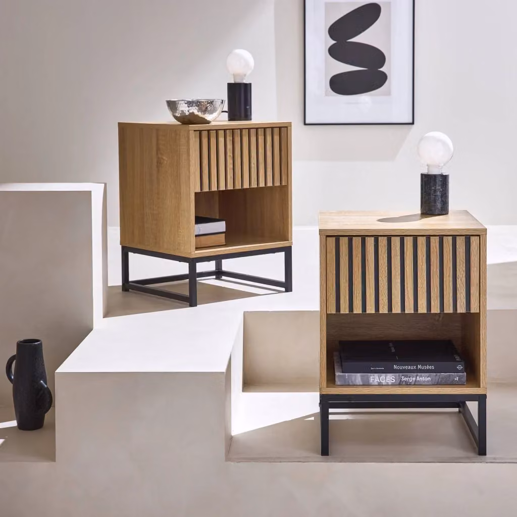 Set di 2 comodini contemporanei Sweeek con decoro in legno scanalato e 1 cassetto, colore marrone e nero – 2