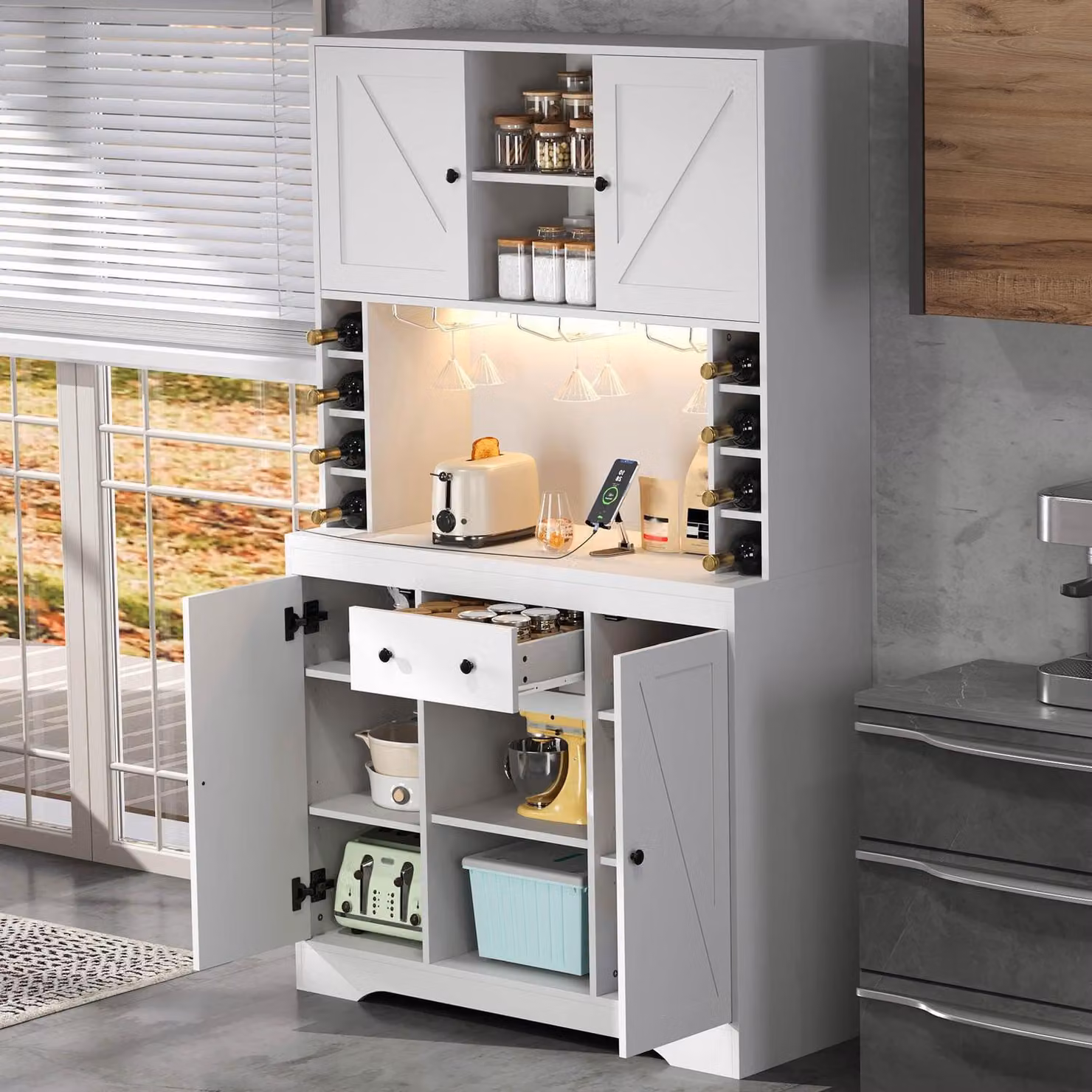 Mobiletto buffet con prese elettriche e strisce LED, ripiano per bottiglie, 1 cassetto, 4 ante, bianco, 180x105x40 cm