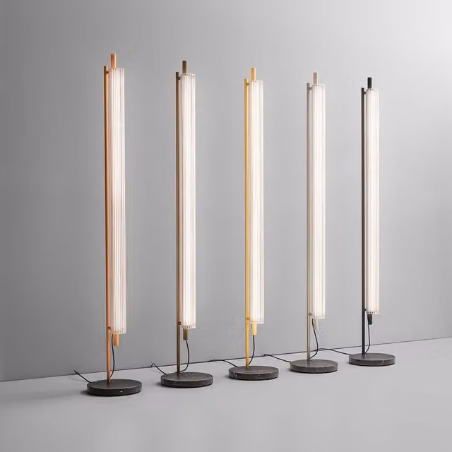 Piantana Olev Trisel con LED, design moderno in vetro e metallo, trasparente e nero