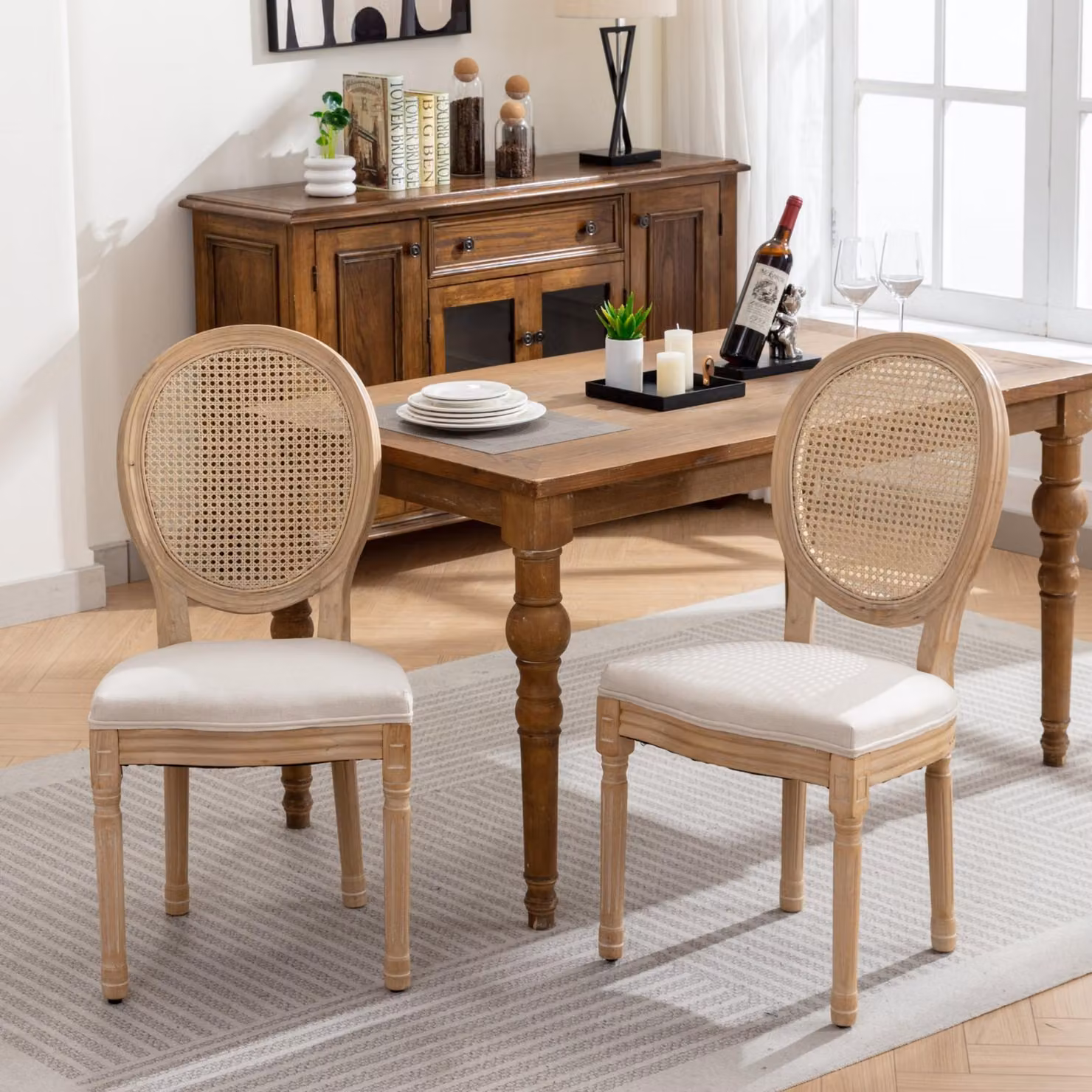 Sedia da pranzo in stile francese, set da 2: struttura in legno massello, finitura anticata, rivestimento in lino, schienale in rattan